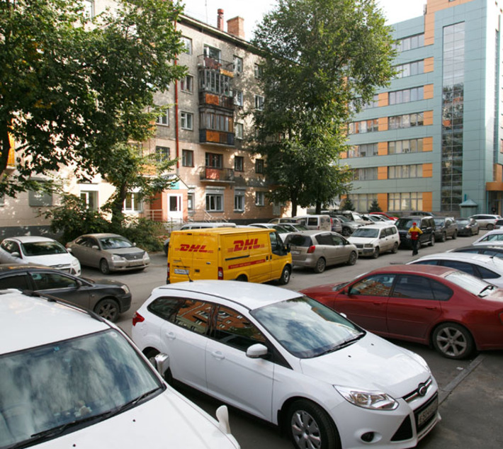 У каждого дома — железное «стадо». Фото Аркадия УВАРОВА