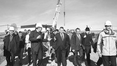 Строящийся завод крупнопанельного домостроения «Арматон» через пять лет планирует выпускать до 300 тысяч квадратных метров жилья. Ежегодно в виде налогов бюджет будет получать не менее 75 миллионов рублей. Фото Михаила ПЕРМИНА