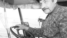 Лучшие из лучших осваивают новую технику — в их числе и комбайнер из Коченёвского района Андрей Беляев. Фото Аркадия УВАРОВА