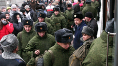 Три тысячи новосибирцев отправятся служить Родине в осенний призыв 2013 года. Фото Михаила ПЕРМИНА (архив)