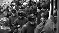 Три тысячи новосибирцев отправятся служить Родине в осенний призыв 2013 года. Фото Михаила ПЕРМИНА (архив)