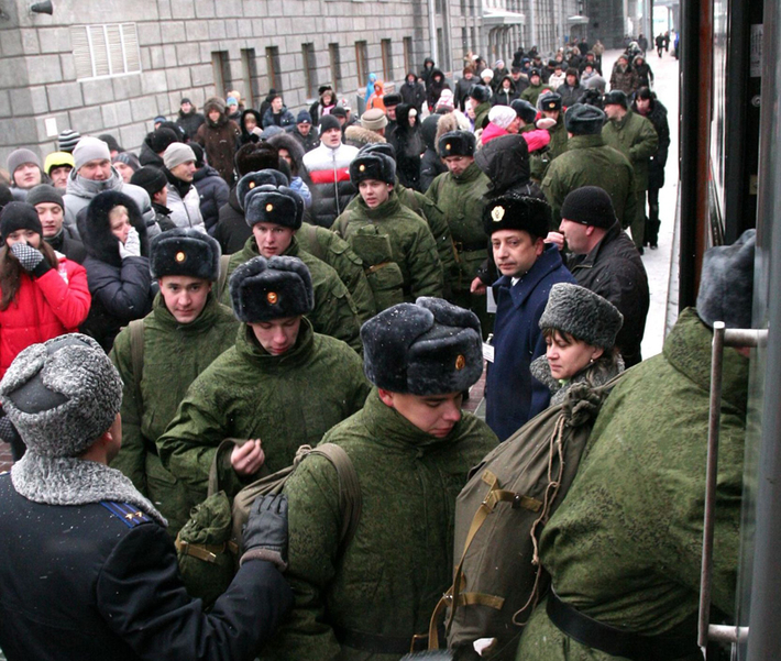 Три тысячи новосибирцев отправятся служить Родине в осенний призыв 2013 года. Фото Михаила ПЕРМИНА (архив)