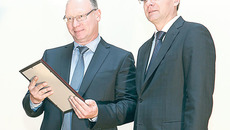 Работники издательства во главе с Вячеславом Корягиным принимают поздравления губернатора Василия Юрченко. Фото Аркадия УВАРОВА