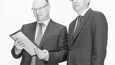 Работники издательства во главе с Вячеславом Корягиным принимают поздравления губернатора Василия Юрченко. Фото Аркадия УВАРОВА