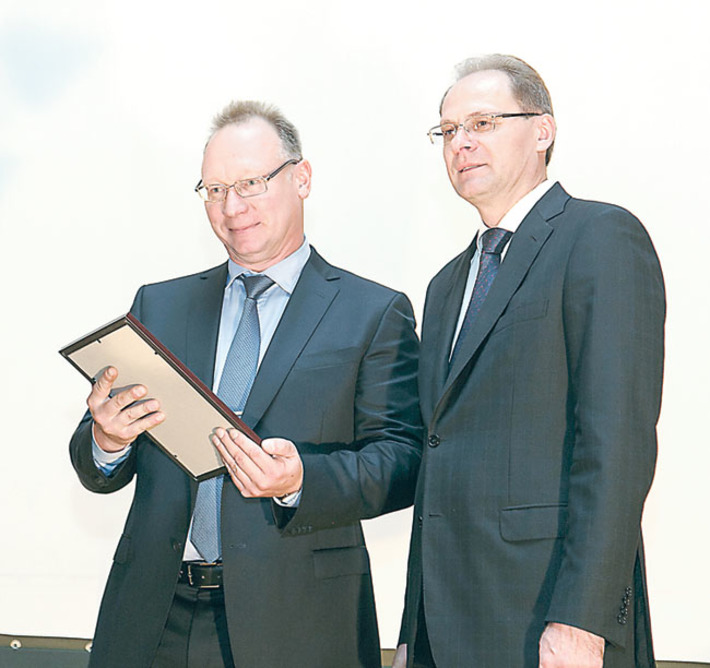 Работники издательства во главе с Вячеславом Корягиным принимают поздравления губернатора Василия Юрченко. Фото Аркадия УВАРОВА