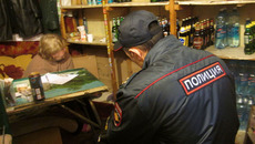 Полицейский составляет опись алкогольной продукции, которая находится в киоске