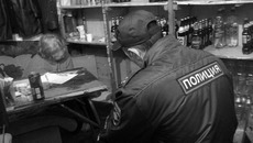 Полицейский составляет опись алкогольной продукции, которая находится в киоске