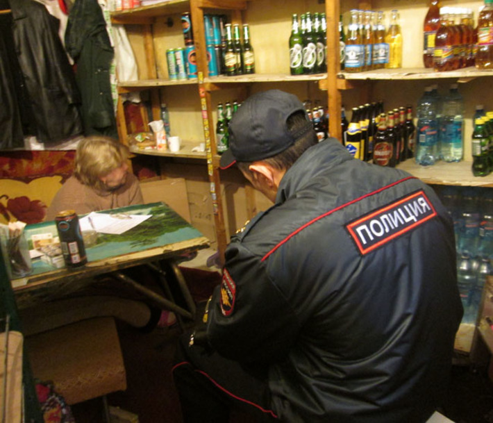 Полицейский составляет опись алкогольной продукции, которая находится в киоске