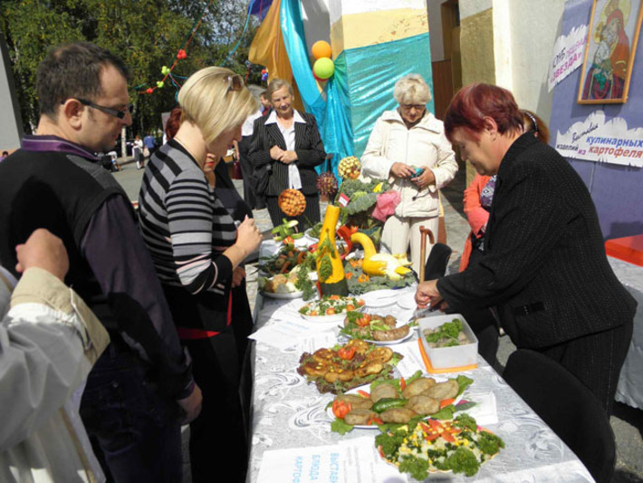 В Мошковском районе при большом стечении народа прошел настоящий картофельный праздник «Свята бульбы» (2012 г.)Фото из архива НЦБК