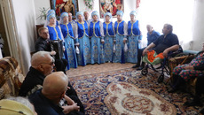 Выступление самодеятельного песенного коллектива «Калинушка» краснозёрского Дома культуры перед постояльцами Дома милосердия. Фото Марины ЛУПЕЙКЕНЕ