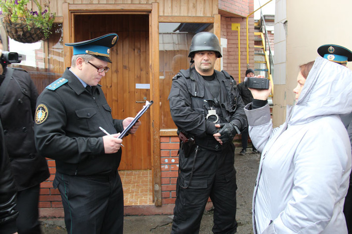 Приставы приступили к исполнению судебных решений о выселении в зоне строительства третьего моста