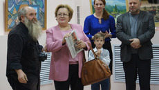 Художник Илья Лысов и директор областного Дома народного творчества Людмила Жиганова с гостями выставки. Фото предоставлены НГОДНТ
