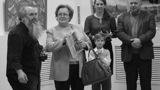 Художник Илья Лысов и директор областного Дома народного творчества Людмила Жиганова с гостями выставки. Фото предоставлены НГОДНТ