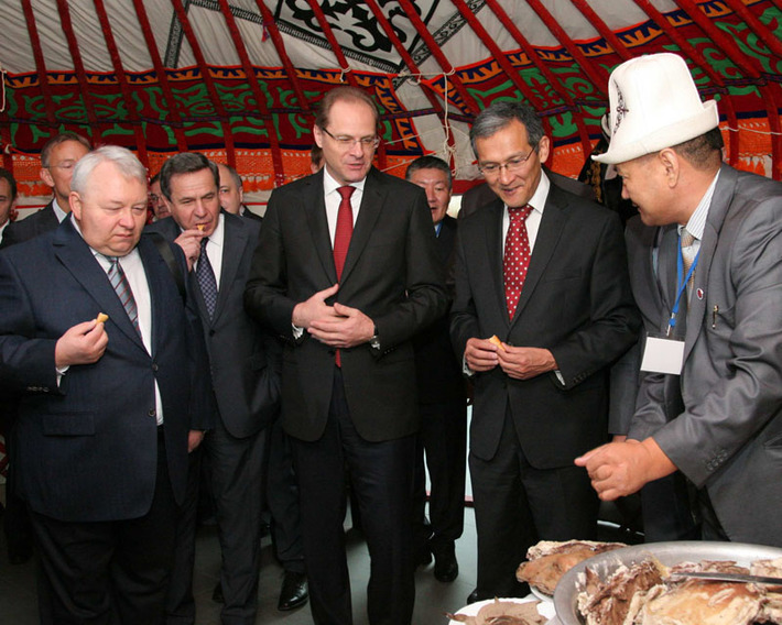 Дорогим гостям — лучший кусок баранины. Фото Михаила ПЕРМИНА