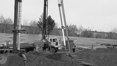 Работа  на стройплощадке  идет круглосуточно. Фото Михаила ПЕРМИНА
