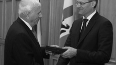 Губернатор Василий Юрченко вручает орден Дружбы Владимиру Саблину. Фото Аркадия УВАРОВА