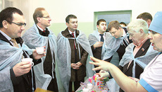 Продукцию «Ирмени» дегустируют министр сельского хозяйства России Николай Фёдоров и губернатор Новосибирской области Василий Юрченко. Качество выпускаемой молочной продукции — одна из тем беседы Николая Фёдорова с руководителем ЗАО племзавод «Ирмень» Юрием Бугаковым. Переработчики «Ирмени» получили наивысшую похвалу. «У вас настоящие продукты — как мама в детстве кормила», — сказал министр. Фото Михаила ПЕРМИНА