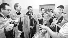 Продукцию «Ирмени» дегустируют министр сельского хозяйства России Николай Фёдоров и губернатор Новосибирской области Василий Юрченко. Качество выпускаемой молочной продукции — одна из тем беседы Николая Фёдорова с руководителем ЗАО племзавод «Ирмень» Юрием Бугаковым. Переработчики «Ирмени» получили наивысшую похвалу. «У вас настоящие продукты — как мама в детстве кормила», — сказал министр. Фото Михаила ПЕРМИНА