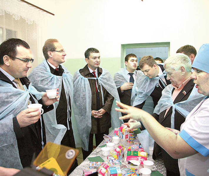 Продукцию «Ирмени» дегустируют министр сельского хозяйства России Николай Фёдоров и губернатор Новосибирской области Василий Юрченко. Качество выпускаемой молочной продукции — одна из тем беседы Николая Фёдорова с руководителем ЗАО племзавод «Ирмень» Юрием Бугаковым. Переработчики «Ирмени» получили наивысшую похвалу. «У вас настоящие продукты — как мама в детстве кормила», — сказал министр. Фото Михаила ПЕРМИНА