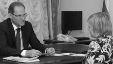 Наталья Шикина рассказала губернатору про свою большую дружную семью. Фото пресс-службы губернатора и правительства НСО