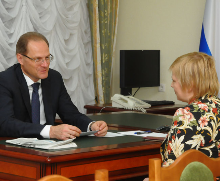 Наталья Шикина рассказала губернатору про свою большую  дружную семью. Фото пресс-службы губернатора и правительства НСО