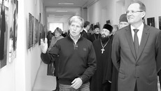 Губернатор Василий Юрченко высоко оценил духовный потенциал фотовыставки Костаса Асимиса (на фото слева). Фото Михаила ПЕРМИНА