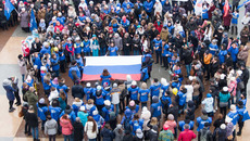 Молодежный флешмоб, посвященный Дню народного единства, привлек внимание новосибирцев.  Фото Аркадия УВАРОВА