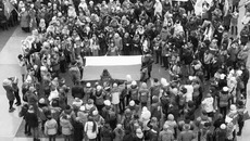 Молодежный флешмоб, посвященный Дню народного единства, привлек внимание новосибирцев.  Фото Аркадия УВАРОВА