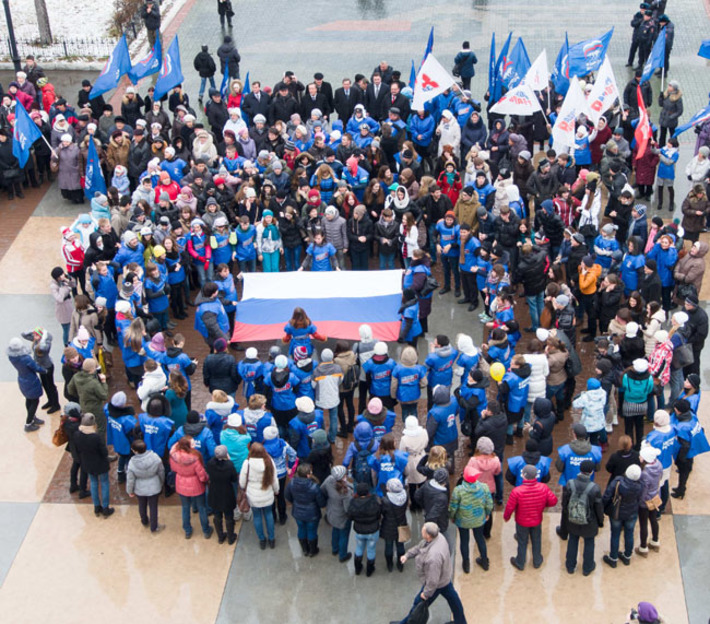 Молодежный флешмоб, посвященный Дню народного единства, привлек внимание новосибирцев.  Фото Аркадия УВАРОВА