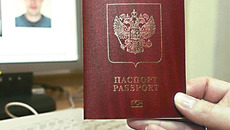 Подать документы на оформление загранпаспорта можно теперь только в порядке живой очереди или через Единый портал госуслуг. Фото с сайта talanto.com