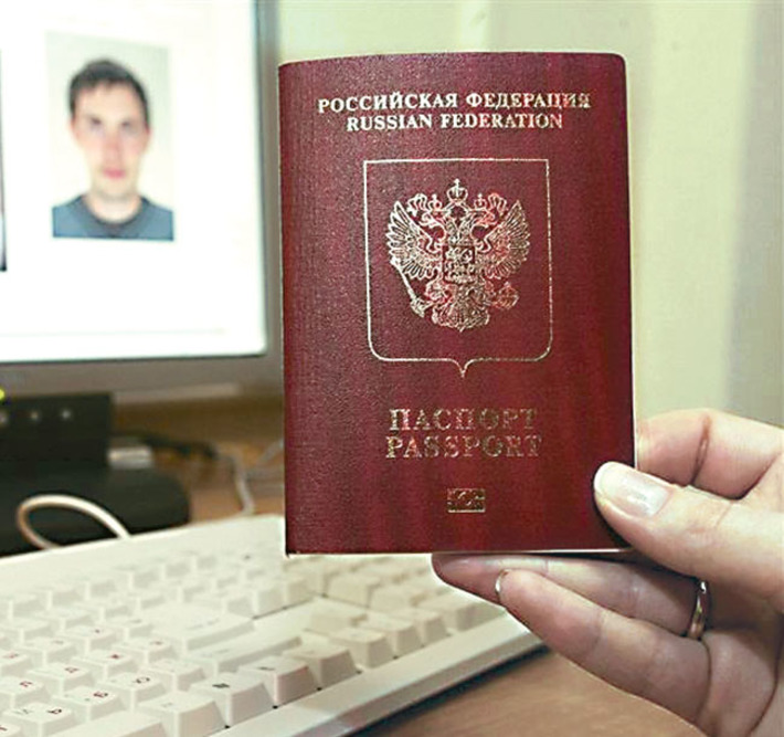 Подать документы на оформление загранпаспорта можно теперь только в порядке живой очереди или через Единый портал госуслуг. Фото с сайта talanto.com