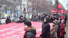 Среди демонстрантов были и представители молодежи. Фото Владимира АХУНОВА