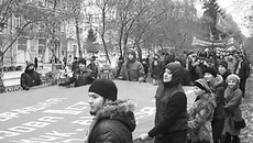 Среди демонстрантов были и представители молодежи. Фото Владимира АХУНОВА