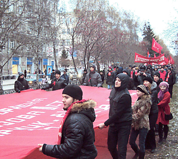 Среди демонстрантов были и представители молодежи. Фото Владимира АХУНОВА