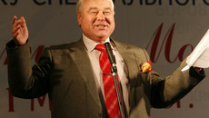 Детский писатель Сергей Георгиев (Москва) читает свои произведения на фестивале, 2012 г. Фото из архива областной научной библиотеки