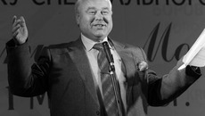 Детский писатель Сергей Георгиев (Москва) читает свои произведения на фестивале, 2012 г. Фото из архива областной научной библиотеки