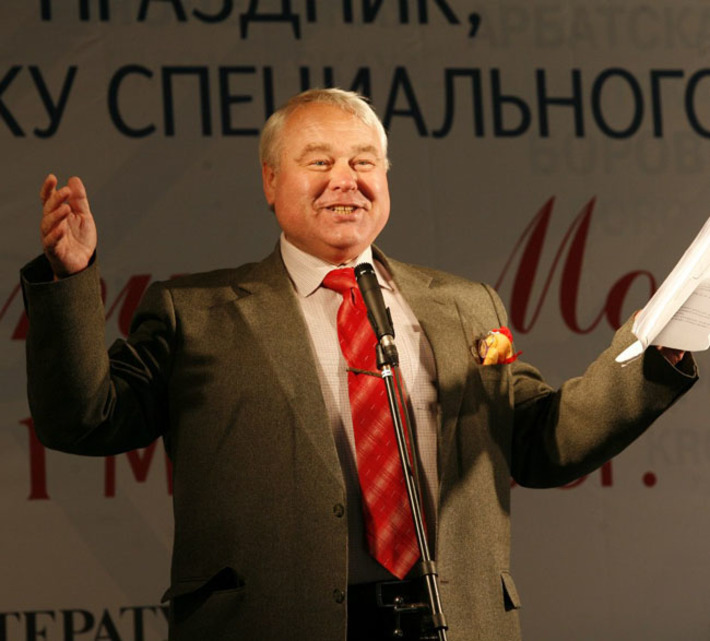 Детский писатель Сергей Георгиев (Москва) читает свои произведения на фестивале, 2012 г. Фото из архива областной научной библиотеки