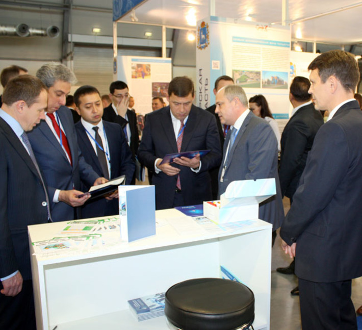 У стендов Новосибирской области на форуме. Фото с сайта nso.ru