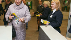 Работники станции метро «Площадь Ленина» дали возможность побыть «юбиляром» каждому. Фото Аркадия УВАРОВА