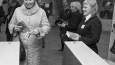 Работники станции метро «Площадь Ленина» дали возможность побыть «юбиляром» каждому. Фото Аркадия УВАРОВА