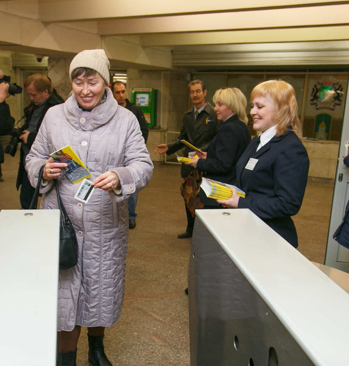 Работники станции метро «Площадь Ленина» дали возможность побыть «юбиляром» каждому. Фото Аркадия УВАРОВА