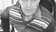 В руках заведующего Лабораторией роста кристаллов Александра Коха — так называемый LBO, крошечные аналоги которого «работают» в школьных лазерных указках. Да и это не самый крупный экземпляр. Кристаллы в два-три раза больше недавно отправились из лаборатории во Францию. Фото Юлии НАЗАРЕНКО