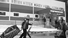 Вместо занятий на открытой площадке спортсмены теперь будут тренироваться в прекрасном крытом дворце. Фото Михаила ПЕРМИНА