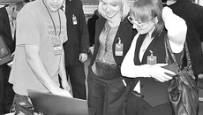 «Кибернетический конструктор ТРИК» дает возможность без помощи инженеров и программистов собирать собственных роботов, снабженных «слухом» и «зрением». Фото Юлии НАЗАРЕНКО