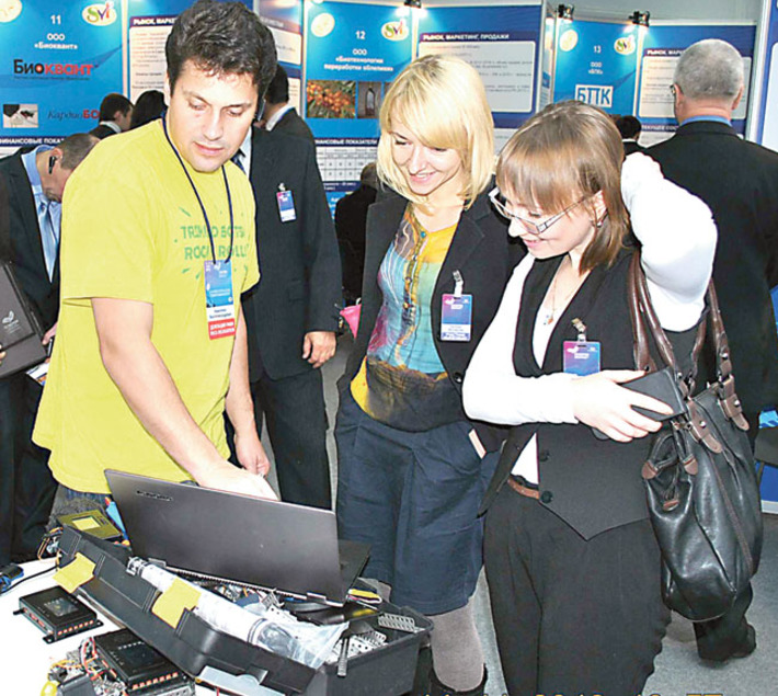 «Кибернетический конструктор ТРИК» дает возможность без помощи инженеров и программистов собирать собственных роботов, снабженных «слухом» и «зрением». Фото Юлии НАЗАРЕНКО