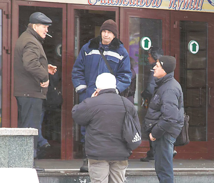 Штраф за выкуренную сигарету в неположенном месте составит от 500 до 1 500 рублей. Фото Аркадия УВАРОВА