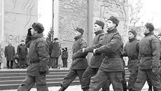 Сорок три новосибирских новобранца прямо от монумента Славы отправились на воинскую службу. Фото  Аркадия УВАРОВА