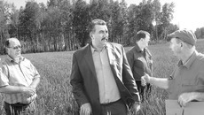 Виктор Губер (в центре) со специалистами накануне жатвы 2013 года. Фото Николая ЦЫГАНОВА