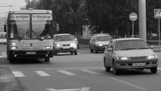 Выделенные полосы на Красном проспекте улучшили движение общественного транспорта. Фото Аркадия УВАРОВА