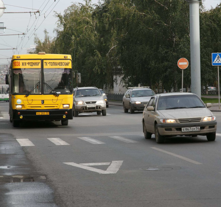 Выделенные полосы на Красном проспекте улучшили движение общественного транспорта. Фото Аркадия УВАРОВА